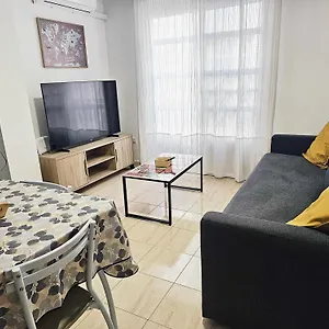 Apartamento Sunlit Casa Bonita With Free Parking, Málaga